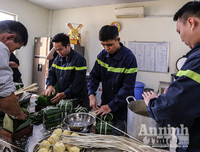 Những chiếc bánh chưng được gói bởi bàn tay thô ráp của chiến sỹ PCCC Thủ đô