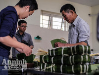 Những chiếc bánh chưng được gói bởi bàn tay thô ráp của chiến sỹ PCCC Thủ đô