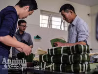 Những chiếc bánh chưng được gói bởi bàn tay thô ráp của chiến sỹ PCCC Thủ đô