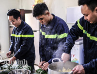 Những chiếc bánh chưng được gói bởi bàn tay thô ráp của chiến sỹ PCCC Thủ đô
