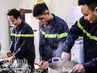 Những chiếc bánh chưng được gói bởi bàn tay thô ráp của chiến sỹ PCCC Thủ đô