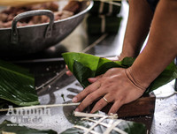 Những chiếc bánh chưng được gói bởi bàn tay thô ráp của chiến sỹ PCCC Thủ đô