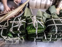 Những chiếc bánh chưng được gói bởi bàn tay thô ráp của chiến sỹ PCCC Thủ đô