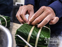 Những chiếc bánh chưng được gói bởi bàn tay thô ráp của chiến sỹ PCCC Thủ đô