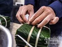 Những chiếc bánh chưng được gói bởi bàn tay thô ráp của chiến sỹ PCCC Thủ đô