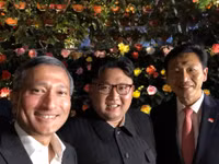 [Ảnh] Ông Kim Jong-un bất ngờ vì Singapore... sạch sẽ, vui vẻ chụp ảnh selfie