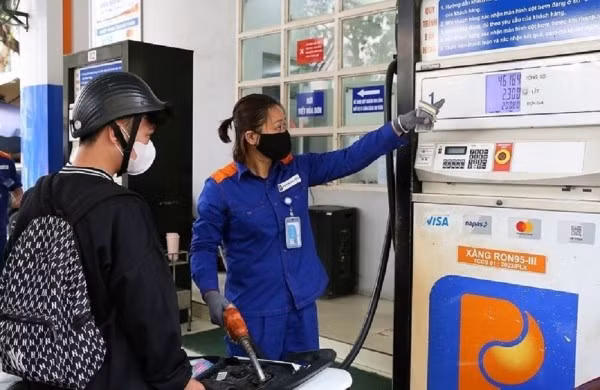 Chiều nay 23-4, giá xăng dầu tiếp tục giảm, RON95 về dưới 23.000 đồng/ lít