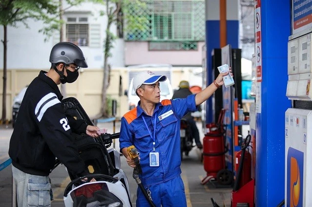 Giá xăng dầu giảm lần đầu tiên trong năm mới