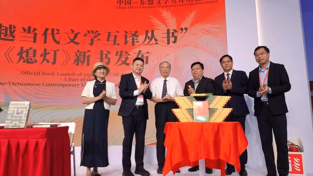tu-phai-qua-ong-liang-zhi-giam-doc-nxb-lijiang-ong-hoang-mai-dien-dai-su-quan-viet-nam-o-bac-kinh-ong-nguyen-ngoc-bao-pho-cuc-tru-17818303771232077841728.jpg