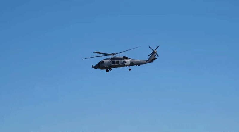 royalaustraliannavysikorskymh-60rseahawkromeoatthe2019wingsoverillawarrain4k-ezgifcom-video-to-gif-converter.gif