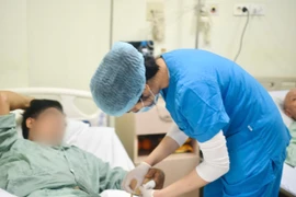 Bất cẩn để trượt dao khi chặt thịt gà, người đàn ông ở Hà Nội suýt cụt ngón tay