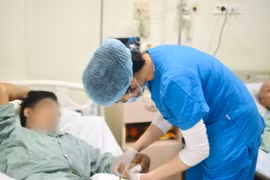 Bất cẩn để trượt dao khi chặt thịt gà, người đàn ông ở Hà Nội suýt cụt ngón tay