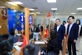 Chủ tịch UBND TP Hà Nội kiểm tra công vụ tại Trung tâm Phục vụ hành chính công ngày đầu Xuân