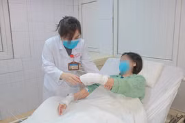 Mua gói bột hóa chất thông bồn cầu trên mạng về sử dụng, người phụ nữ ở Hà Nội bị bỏng nặng