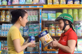 Cơ sở y tế, siêu thị, cửa hàng… cho phép trưng bày sản phẩm sữa thay thế sữa mẹ sẽ bị phạt 10-20 triệu đồng