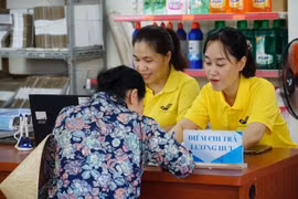 BHXH TP Hà Nội hoàn thành chi trả lương hưu gộp 2 tháng và quà Tết cho người dân