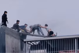 Chủ tịch Hà Nội tặng Bằng khen 7 "người hùng" dũng cảm cứu nạn nhân ở vụ cháy nhà tại Lĩnh Nam