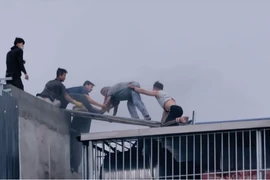 Chủ tịch Hà Nội tặng Bằng khen 7 "người hùng" dũng cảm cứu nạn nhân ở vụ cháy nhà tại Lĩnh Nam