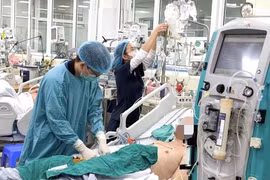 Cứu sống một giảng viên người nước ngoài bị sốc nhiễm khuẩn, viêm phổi nặng