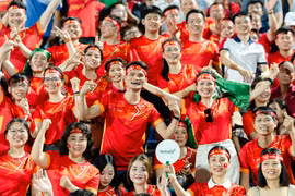 Fanzone cuồng nhiệt tiếp lửa Đội tuyển bóng đá Việt Nam trong trận thắng Malaysia