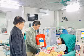 Lãnh đạo BHXH Việt Nam và Hà Nội trao tặng 58 suất quà cho bệnh nhân BHYT có hoàn cảnh khó khăn