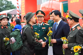 Bí thư Thành ủy Hà Nội thắp đài lửa truyền thống, động viên tân binh Thủ đô lên đường nhập ngũ