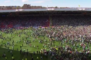 Kinh hoàng cảnh hàng nghìn CĐV gây hỗn loạn trên sân