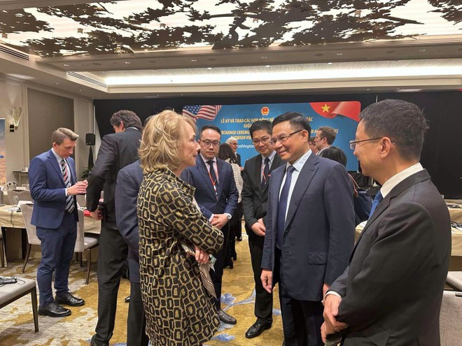 Quyền Bộ trưởng Bộ Công Thương Lê Mạnh Hùng trao đổi với bà Virginia Foote, Phó Chủ tịch Phòng thương mại Hoa Kỳ (AmCham) tại Việt Nam. (Nguồn: Bộ Công Thương)