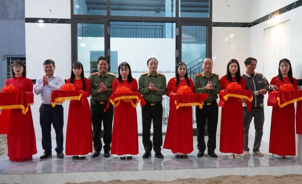 Thứ trưởng Đặng Hồng Đức và các đại biểu cắt băng khánh thành, bàn giao căn nhà cho hộ ông Nguyễn Định (trú thôn Đồng Chàm, xã Thượng Đức, Đà Nẵng).