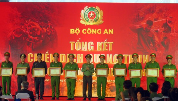 Thứ trưởng Đặng Hồng Đức trao Bằng khen của Bộ Công an tặng các đơn vị có thành tích xuất sắc trong triển khai "Chiến dịch Quang Trung".