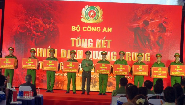 Thứ trưởng Đặng Hồng Đức trao quà của Bộ Công an tặng các đơn vị có thành tích xuất sắc trong triển khai "Chiến dịch Quang Trung".