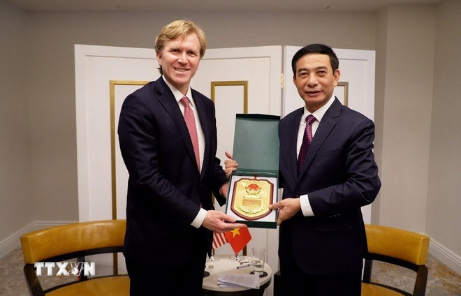 Bộ trưởng Quốc phòng Phan Văn Giang trao quà lưu niệm cho Thứ trưởng thứ nhất Bộ Chiến tranh Hoa Kỳ Elbridge A. Colby