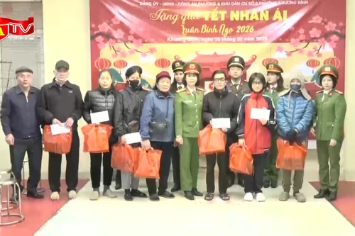 “Tết sẻ chia – Xuân ấm lòng dân” từ Công an phường Khương Đình