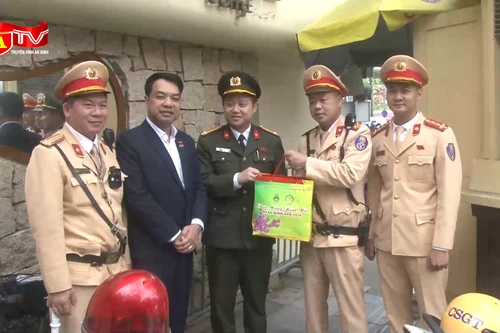 Ban Thanh niên CATP Hà Nội tặng quà, động viên lực lượng làm nhiệm vụ dịp Tết