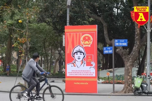 Khắp phố phường Hà Nội rực sắc đỏ hướng về ngày bầu cử