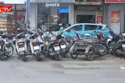 Tình trạng lấn chiếm lòng đường, vỉa hè và đỗ xe trái phép tại phố Phùng Hưng, phường Hoàn Kiếm