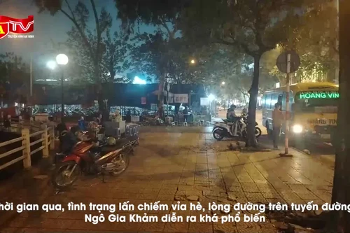 Nhiều đoạn vỉa hè đường Ngô Gia Khảm bị lấn chiếm