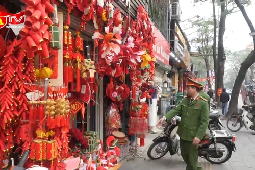 Công an phường Nghĩa Đô tăng cường xử lý vi phạm trật tự đô thị dịp cuối năm