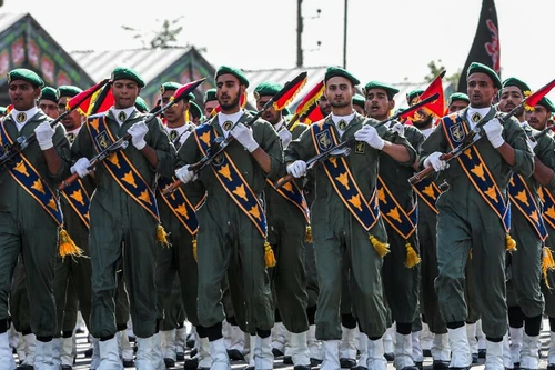 Chính quyền Iran bắt đầu phân phát vũ khí hàng loạt cho dân thường