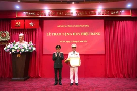 Trao tặng Huy hiệu 30 năm tuổi Đảng đối với Thứ trưởng Phạm Thế Tùng