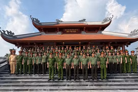 Đoàn đại biểu Công an Hà Nội dâng hương tưởng niệm Anh hùng liệt sỹ Bùi Thị Cúc