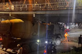 Thông tin vụ xe ô tô trộn bê tông va chạm vào gầm cầu Long Biên