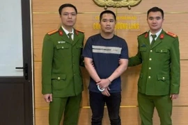 Đối tượng truy nã về tội cố ý làm hư hỏng tài sản đến cơ quan Công an đầu thú