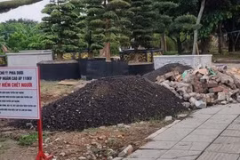 Tá hỏa vì phế thải tập kết trên đường điện ngầm cao thế và đất nông nghiệp