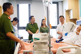 Động viên cán bộ Cảnh sát PCCC&CNCH bị thương khi làm nhiệm vụ