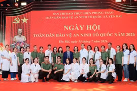 Bệnh viện Công an thành phố Hà Nội khám bệnh, cấp phát thuốc miễn phí cho người dân xã Yên Bài