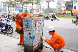 Hà Nội: Chỉnh trang, thu hồi hàng nghìn tủ điện, cọc chống cây thiếu an toàn, gây mất mỹ quan đô thị
