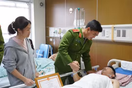 Lãnh đạo Công an thành phố Hà Nội thăm hỏi, động viên chiến sỹ Công an phường bị thương khi làm nhiệm vụ