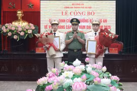Công bố, trao Quyết định thăng cấp bậc hàm Đại tá đối với 2 đồng chí Trưởng phòng