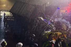 Khẩn trương điều tra vụ xe ô tô tải bị tàu hỏa húc văng tại khu vực Văn Điển